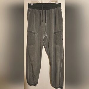 Nike Dri-fit standard fit cargo windbreaker joggers within drawstring sz.M